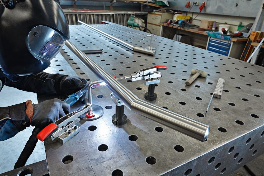 Schnellspanner beim Einsatz auf dem Schweißtisch