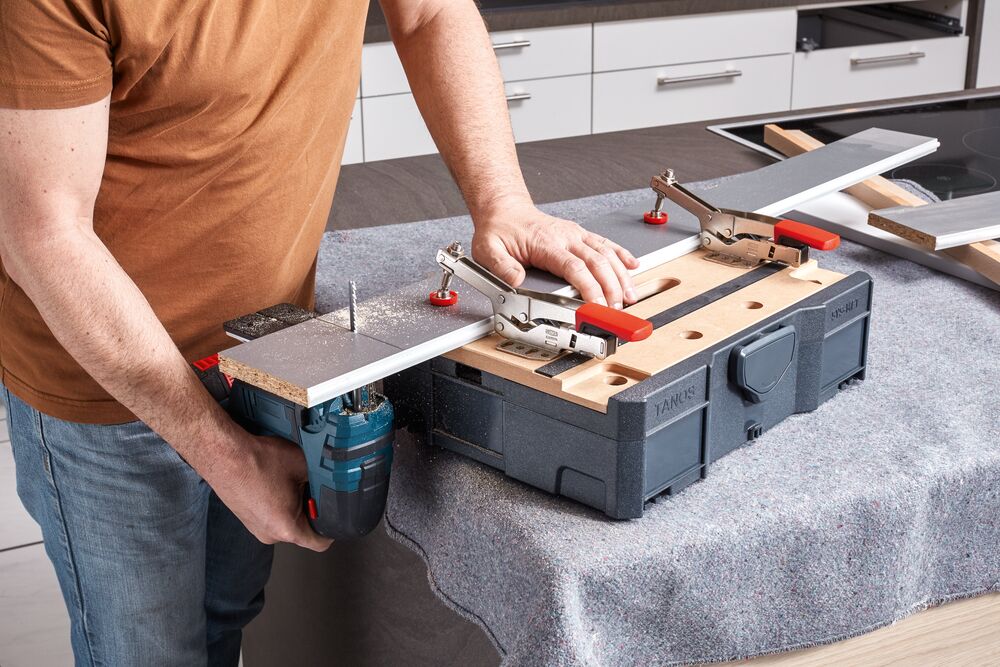 Schnellspanner beim Einsatz auf dem Schweißtisch