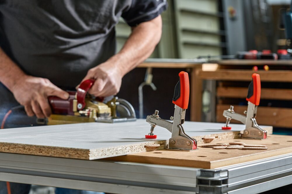 Schnellspanner beim Einsatz auf dem Schweißtisch