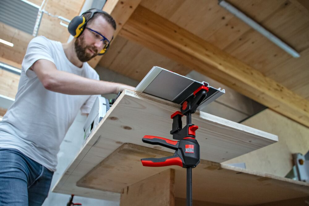 One-handed clamp with rotatable handle EZ360